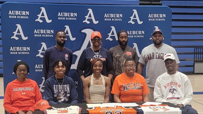 Syriah Daniels signs to AU