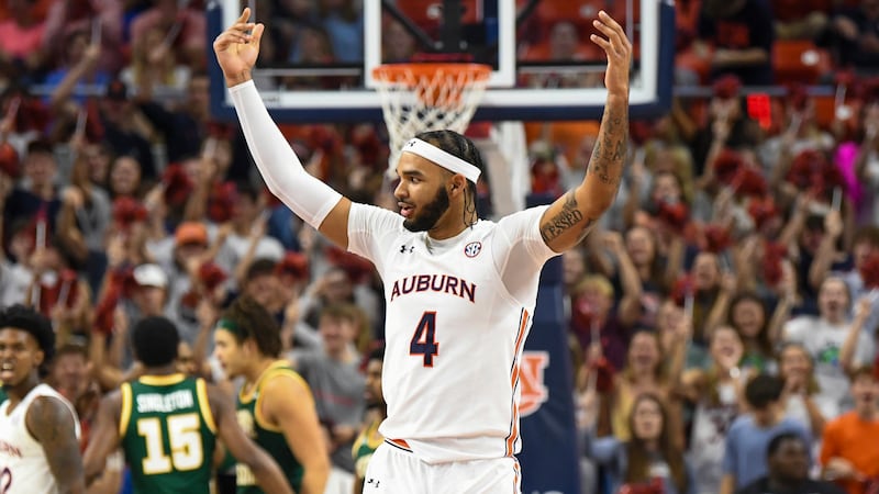 Auburn forward Johni Broome (4) celebrates a basket against George Mason during the first half...