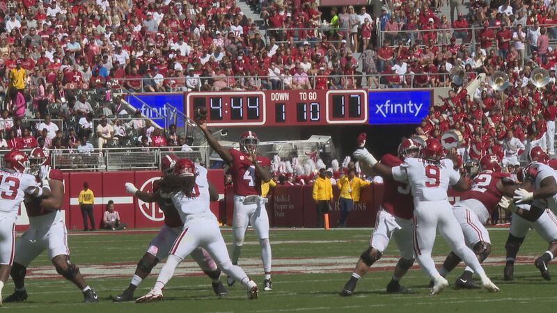 Jalen Milroe (number 4) connects with Crimson Tide Tight-End Amari Niblack in the second...