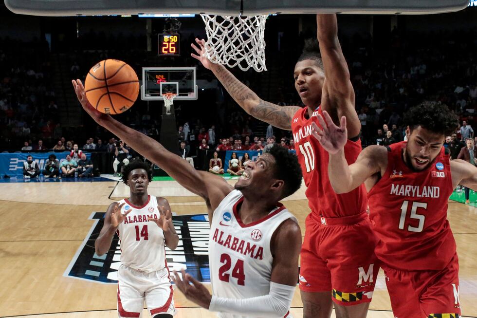 Alabama forward Brandon Miller (24) shoots a reverse layup around Maryland forward Julian...